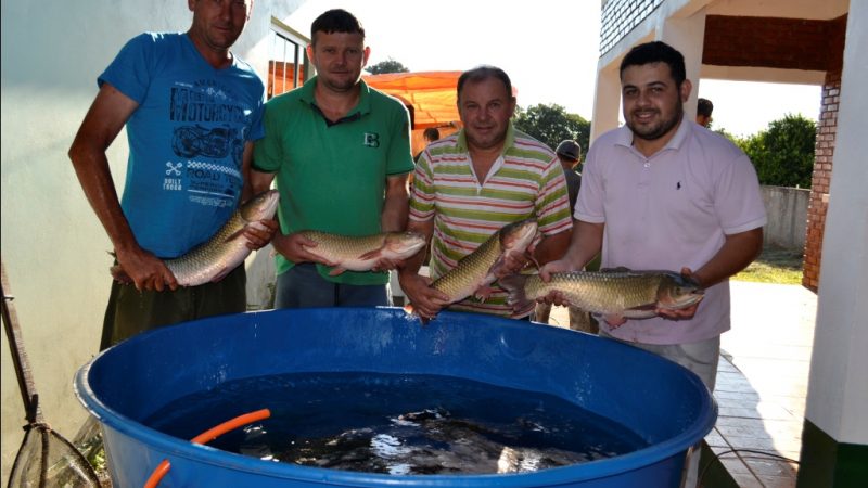 Produtor de peixe, Clodoaldo Estopilha, juntamente do coordenador da SMA e colaboradores. 