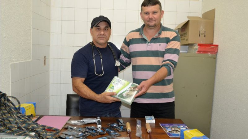 Secretário da Agricultura, Valdecir Dorn realiza entrega de material ao médico veterinário, Henrique Pereira da Silva.