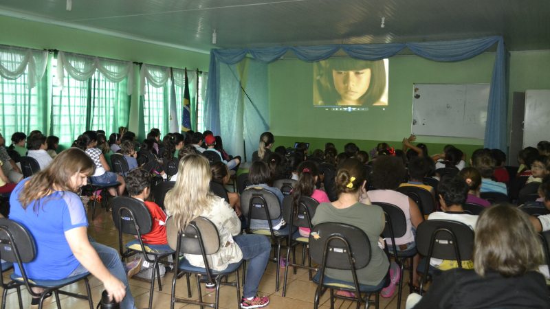 Alunos do turno da tarde da Escola Lorette Fanck assistiram o filme 'Taina: Uma aventura na Amazônia'