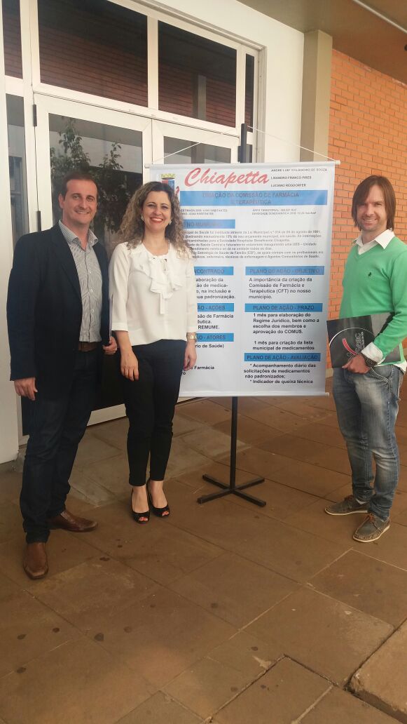 Secretário da Saúde juntamente da Coordenadora Regional, Silvia Ceccato e do Farmacêutico, Luciano Reisdorfer.