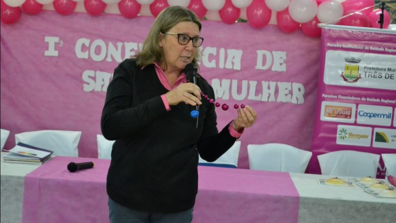 Voluntária do IMAMA, Eliane Schardong, explicou os estágios do câncer de mama.