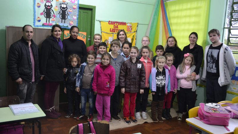 Professores e alunos da escola Haydêe juntamente com a equipe do IFFar.