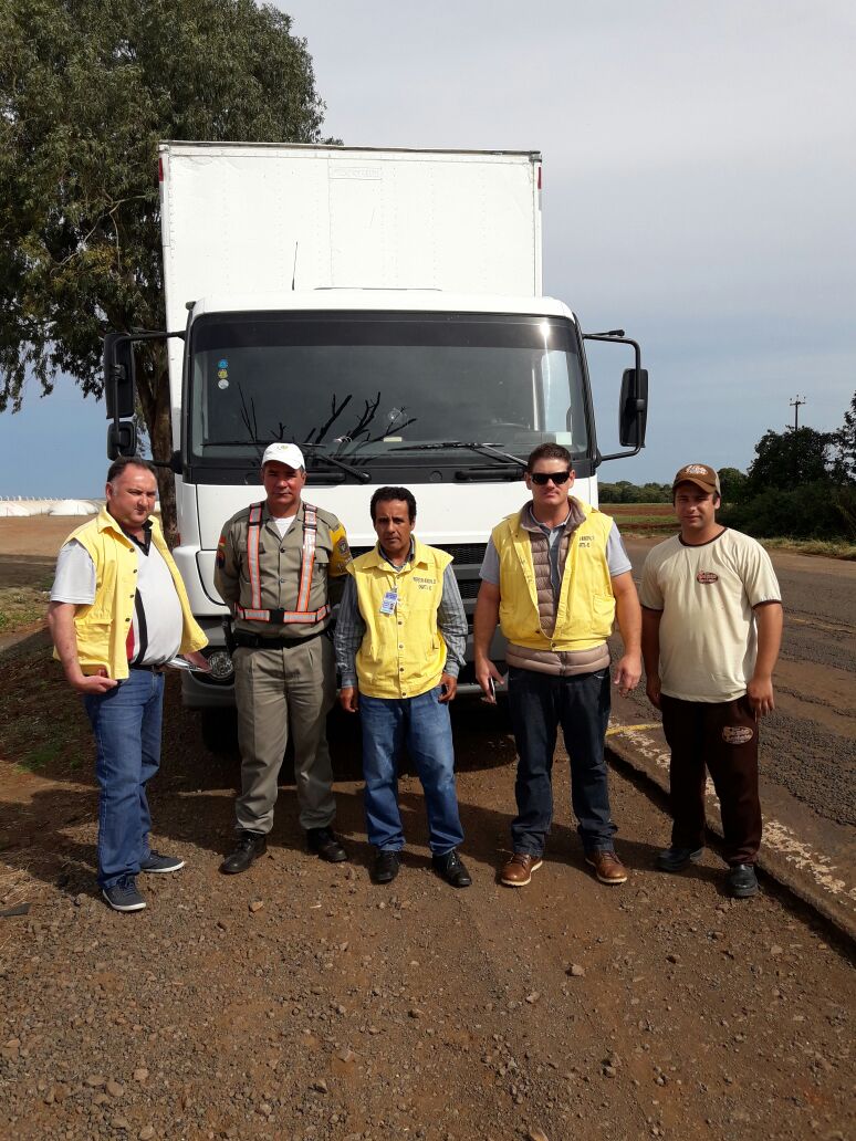 Equipe formada por servidores do setor de ICMS e Polícia Rodoviária Estadual durante abordagem veicular.