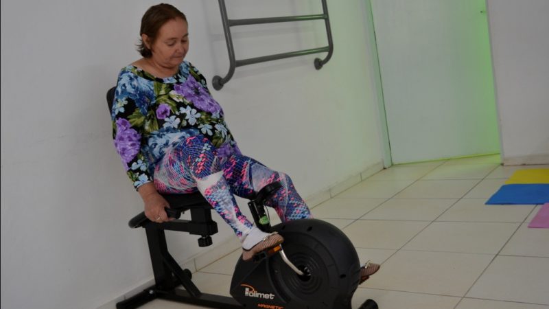 Dona Ana Terezinha da Silva utiliza bicicleta que ajuda no condicionamento físico.