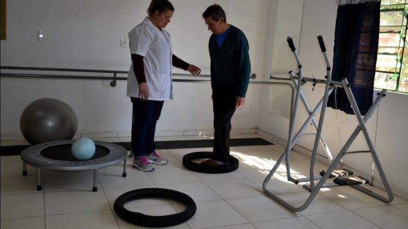 A profissional reutilizou pneus para trabalhar exercícios com os pacientes.