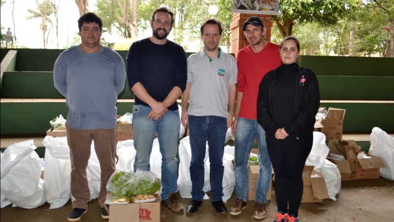 Prefeito juntamente com o chefe do escritório da Emater e produtores que forneceram os alimentos orgânicos para a cesta básica.