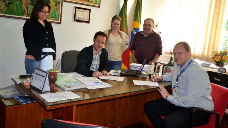 Assinatura ocorreu no Gabinete do Prefeito Municipal.