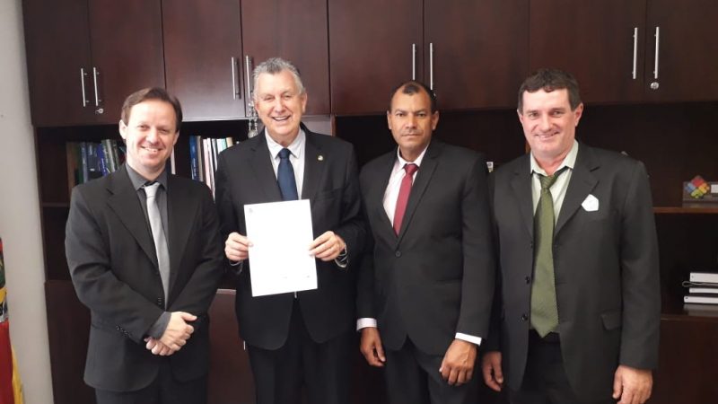 Registro da visita no gabinete do Senador Luis Carlos Heinze, durante a última viagem a Brasília.