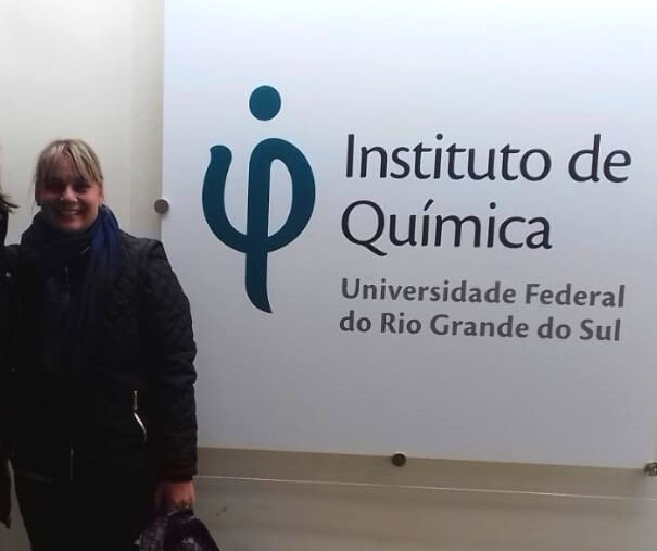 Mestranda Carla Brigo cursa o Programa de Pós-Graduação do Mestrado Profissional em Química em Rede Nacional da Universidade Federal do Rio Grande do Sul (UFGRS).