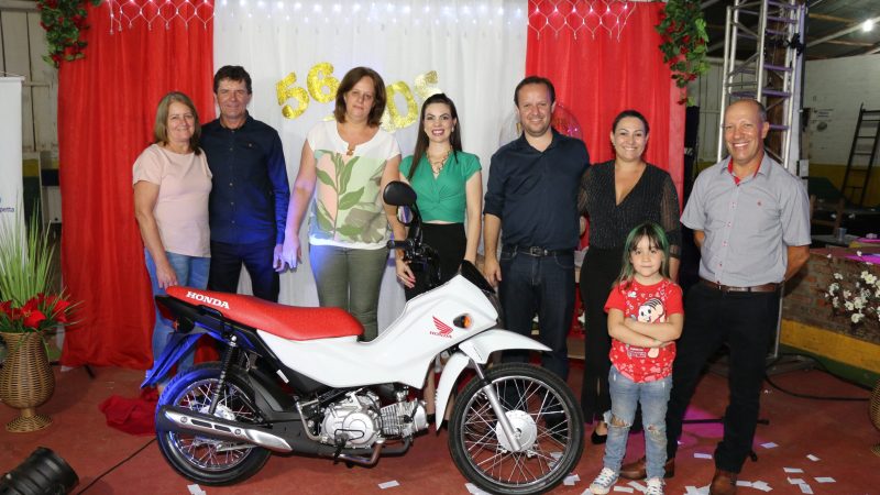 Ganhadora da Motocicleta 0Km, Simone Fin recebendo o principal prêmio da promoção.